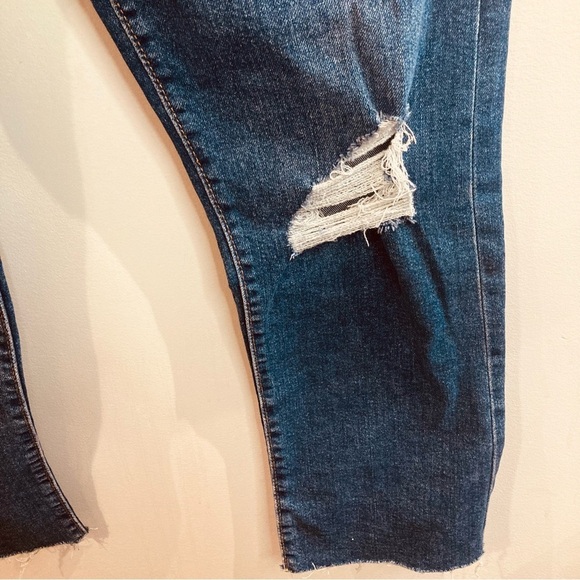 LEVI’S Sz 31 Wedgie Straight Mid-Wash Torn Knee  Button Fly Raw Hem Jeans - Picture 2 of 9